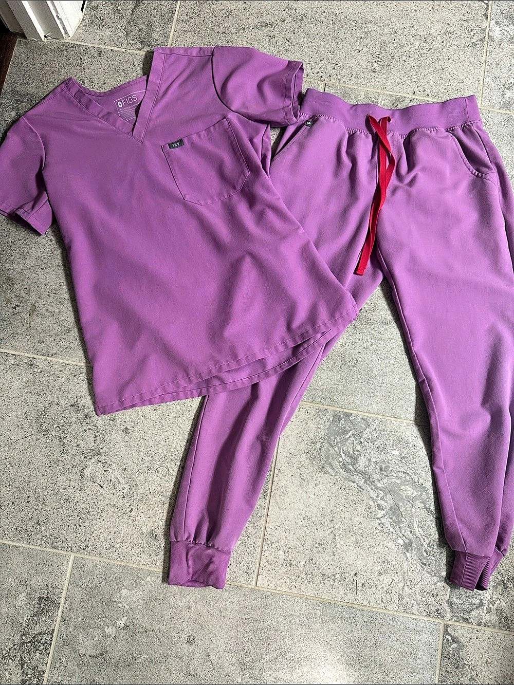 FIGS Technical Collection Purple Scrub Set Size XS petite
Color pink cloud